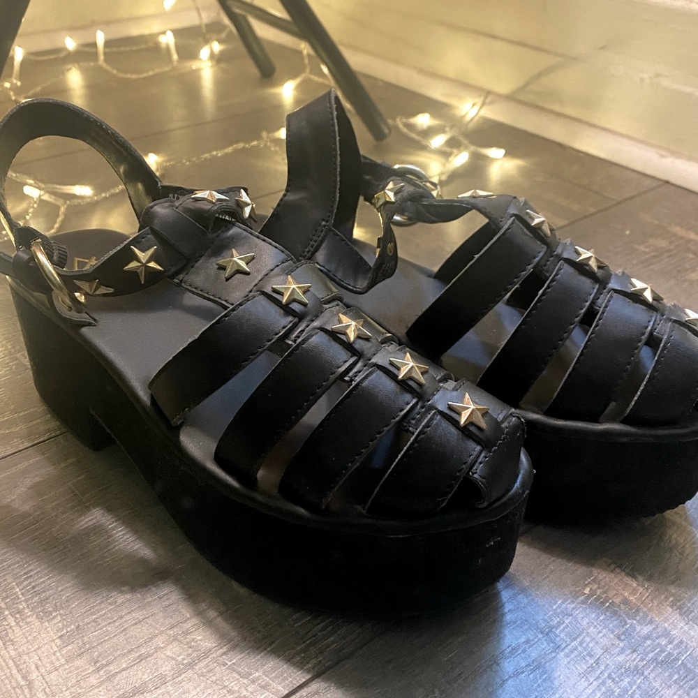 Platform. 90s vintage style. Vegan.